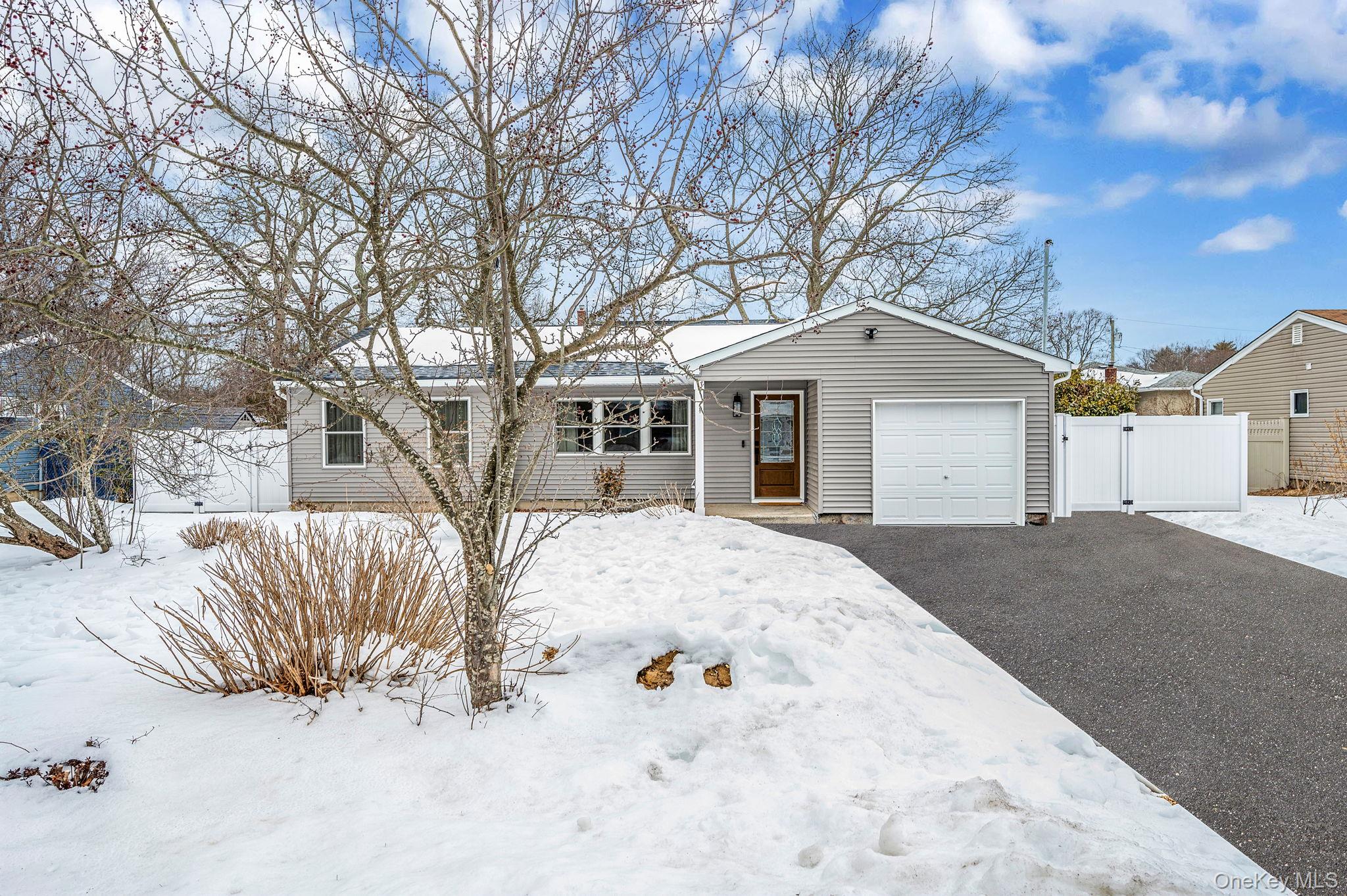 #4 photo, 33 Loughlin Drive, Shirley , NY 11967