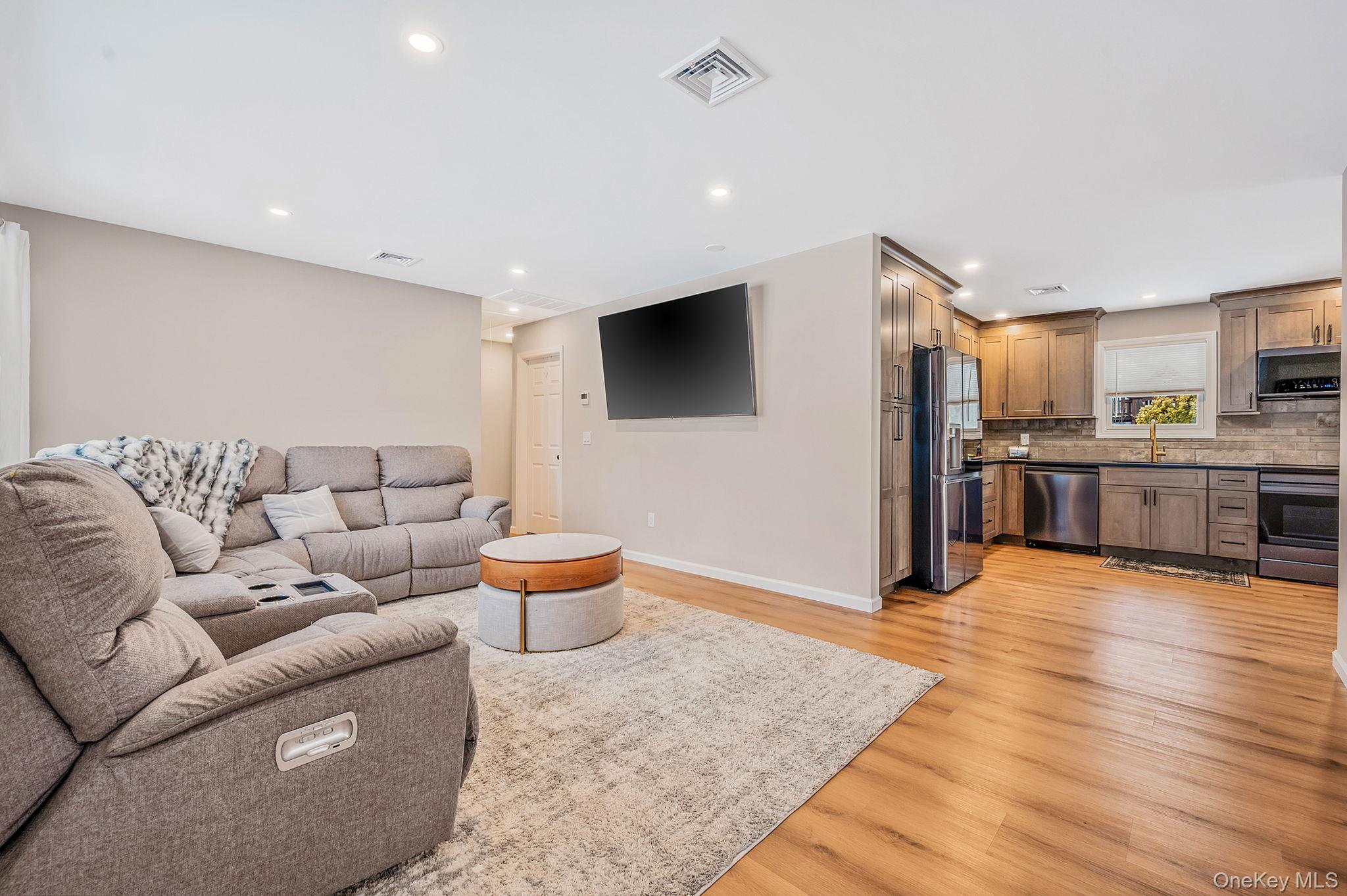 #8 photo, 33 Loughlin Drive, Shirley , NY 11967