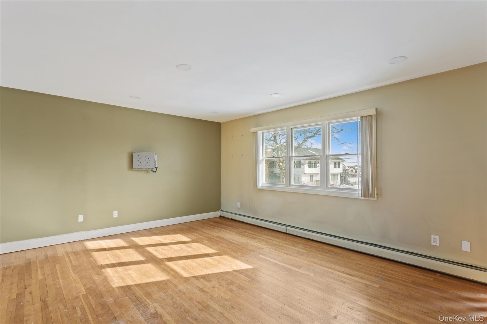 #13 photo, 4274 Broadway, Island Park , NY 11558