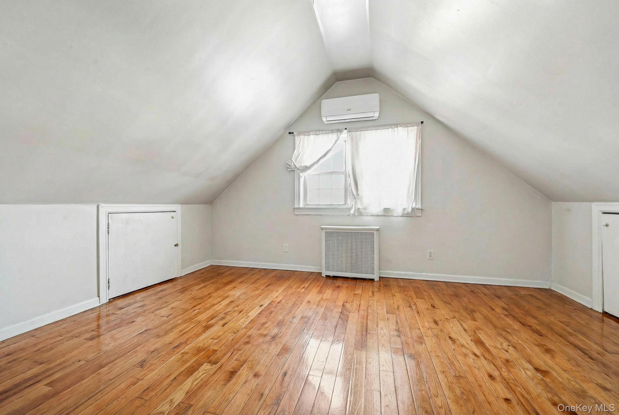 #14 photo, 8311 Little Neck Parkway, Glen Oaks , NY 11004