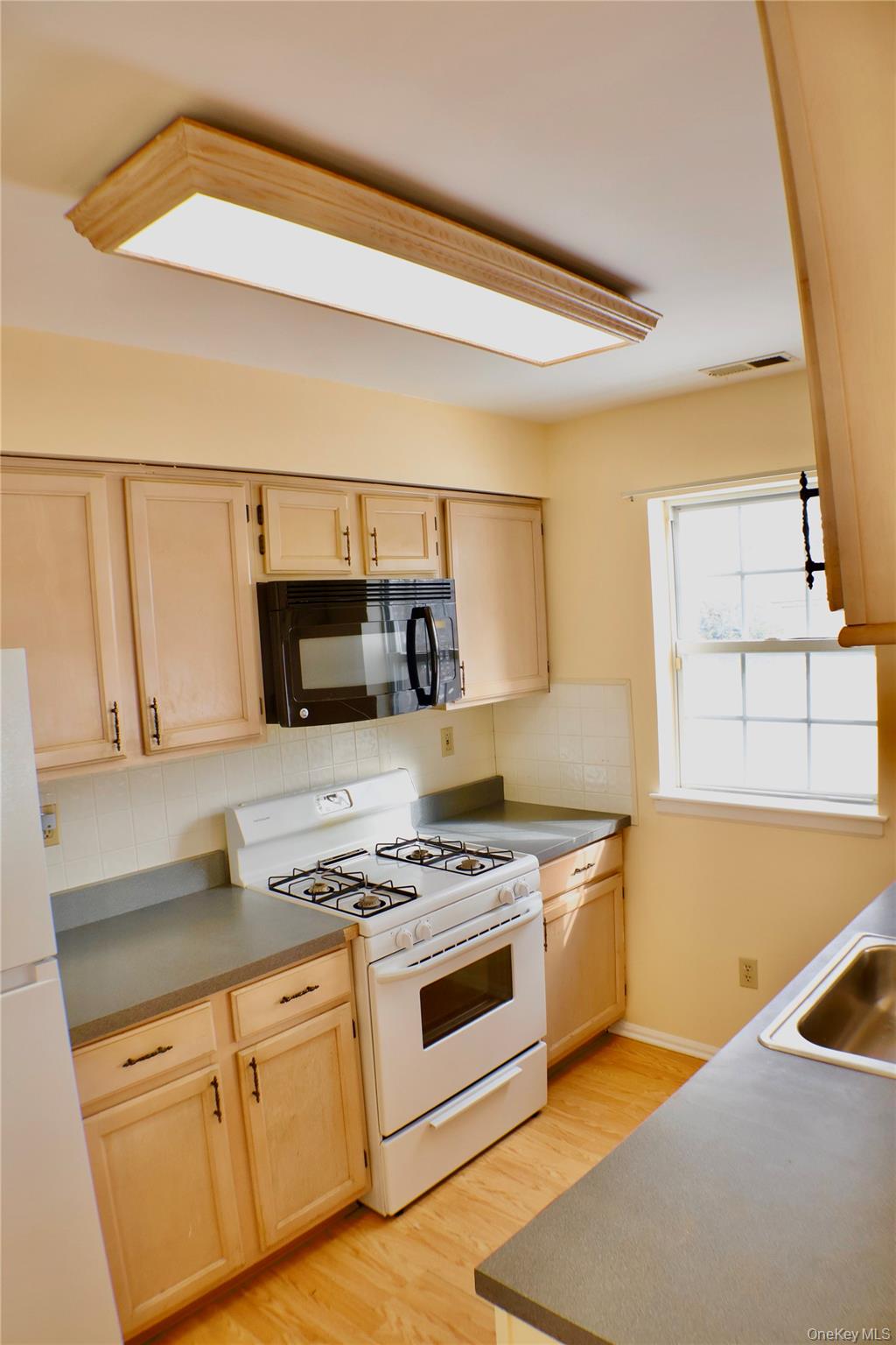 #4 photo, 305 Gazebo Court, New Windsor , NY 12553