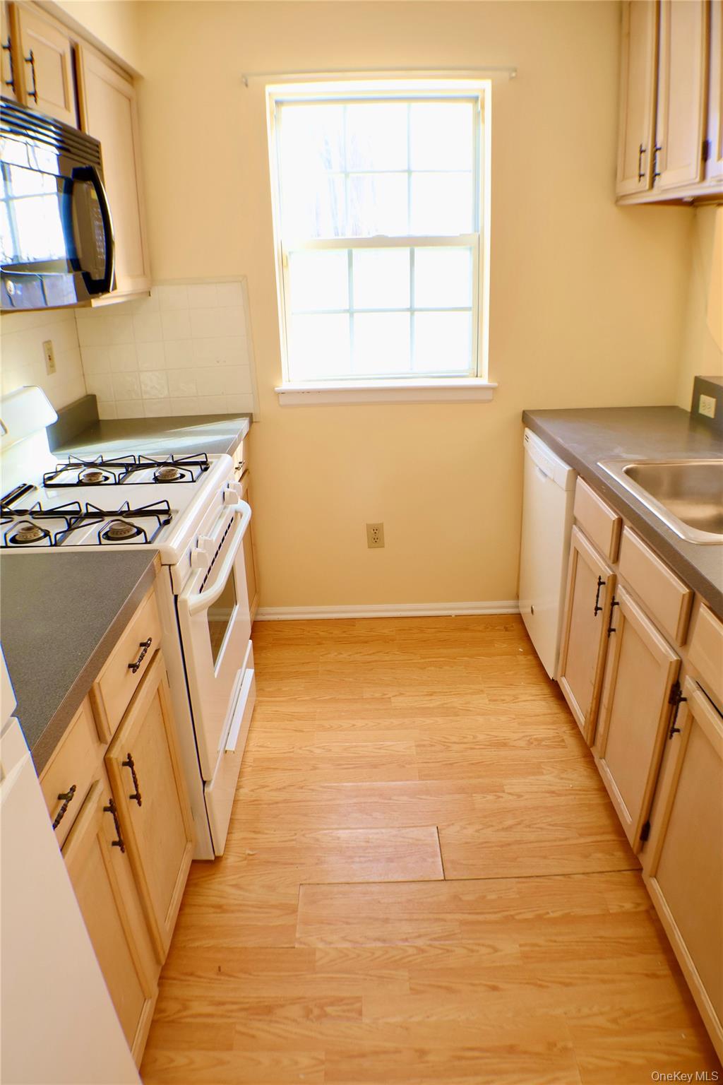 #5 photo, 305 Gazebo Court, New Windsor , NY 12553