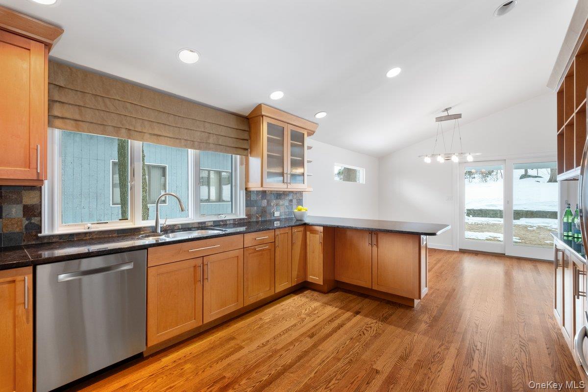 #17 photo, 9 Tanglewood Road, Scarsdale , NY 10583