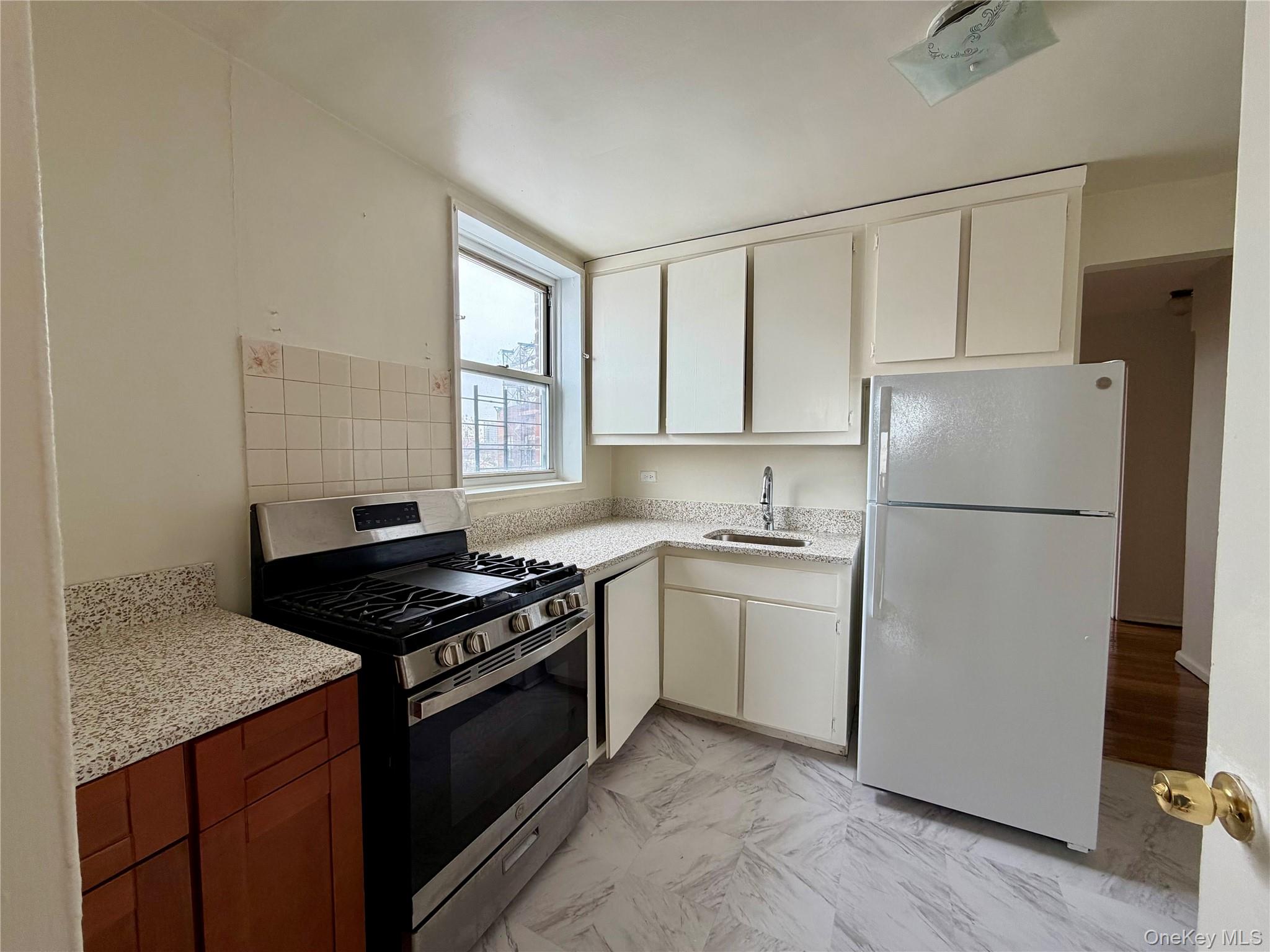 #3 photo, 60-11 Broadway, Woodside , NY 11377