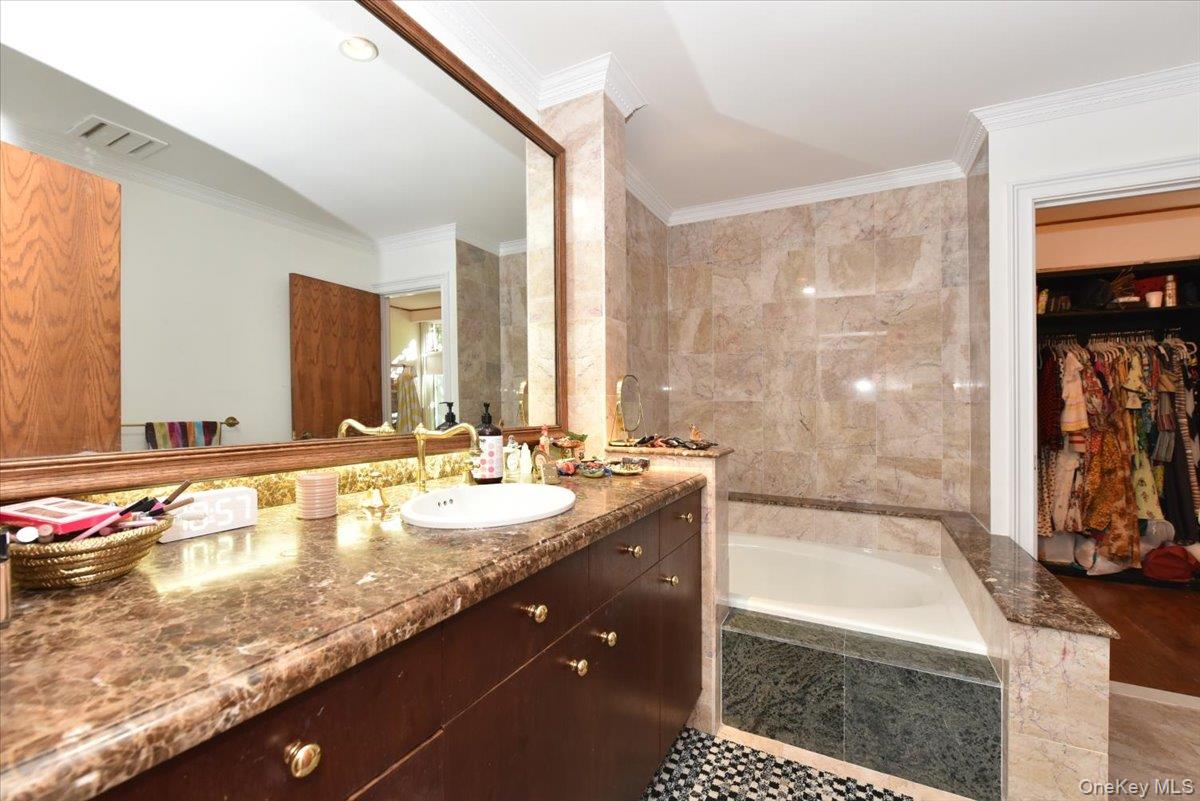 #17 photo, 3 Mill Pond Lane, Lattingtown , NY 11560