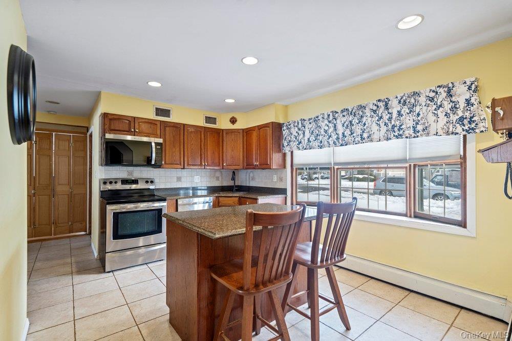 #10 photo, 33 Skylark Lane, Levittown , NY 11756