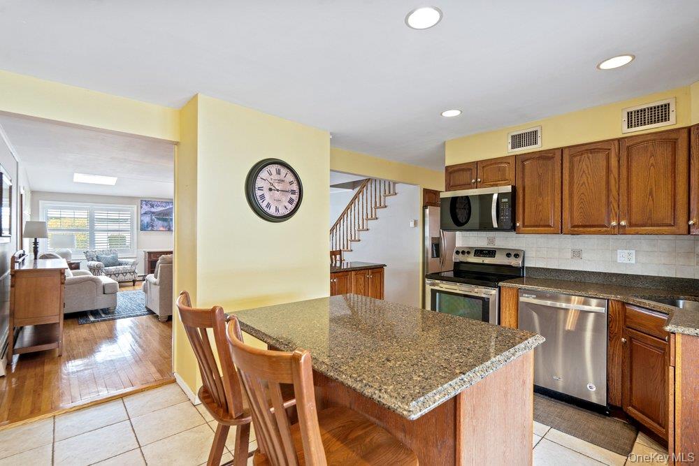 #11 photo, 33 Skylark Lane, Levittown , NY 11756