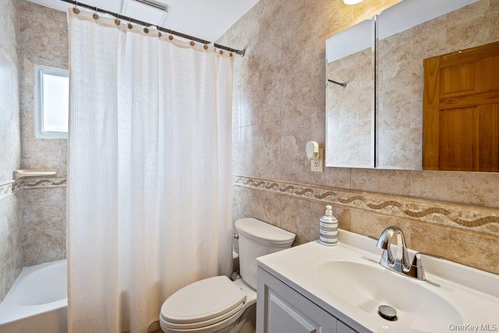 #17 photo, 33 Skylark Lane, Levittown , NY 11756