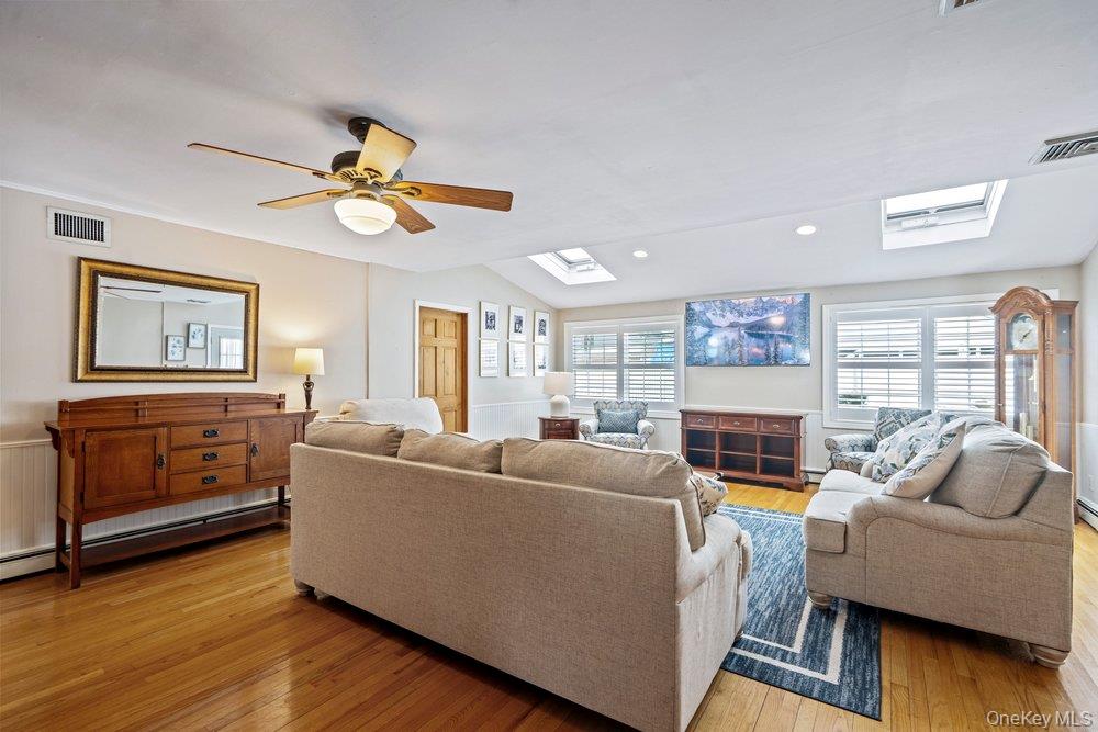 #18 photo, 33 Skylark Lane, Levittown , NY 11756