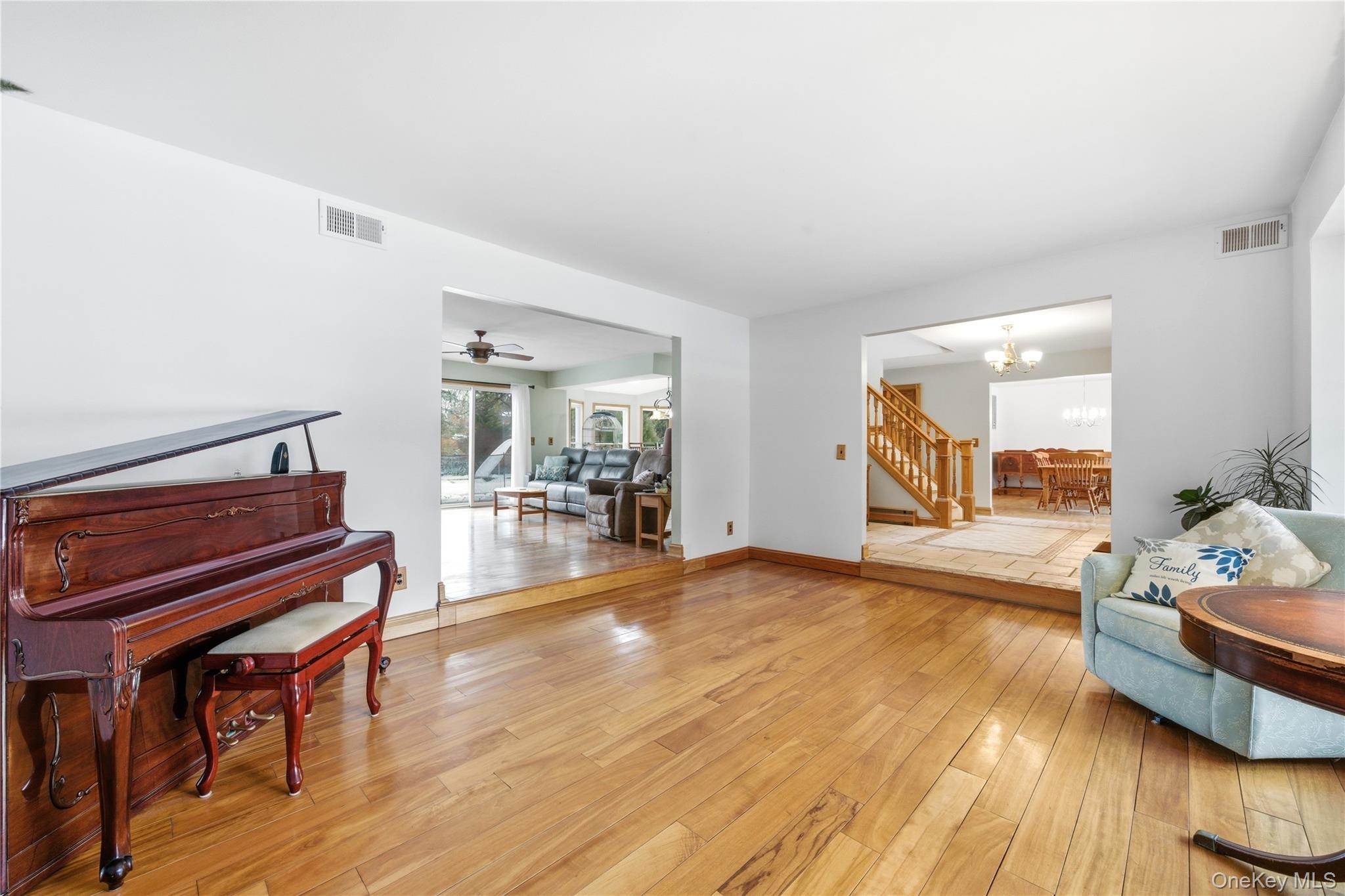 #17 photo, 15 Stacy Drive, سوفولك Port Jefferson Station , NY 11776