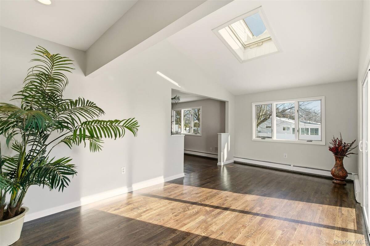 #13 photo, 25 Whitetail Lane, Commack , NY 11725