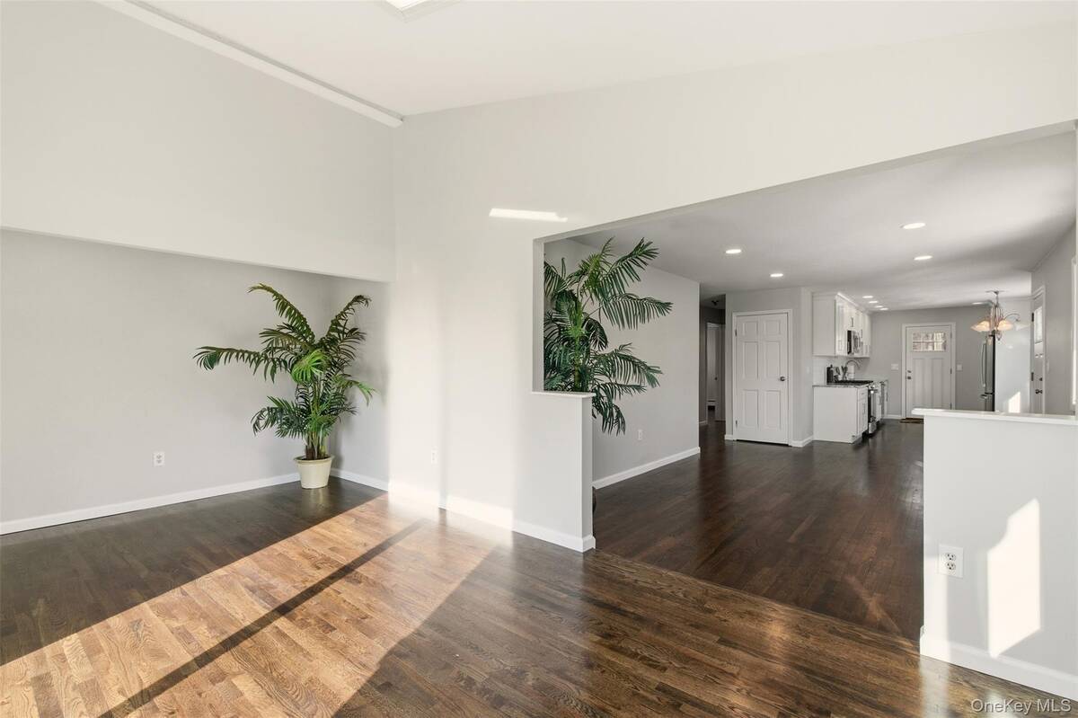 #14 photo, 25 Whitetail Lane, Commack , NY 11725