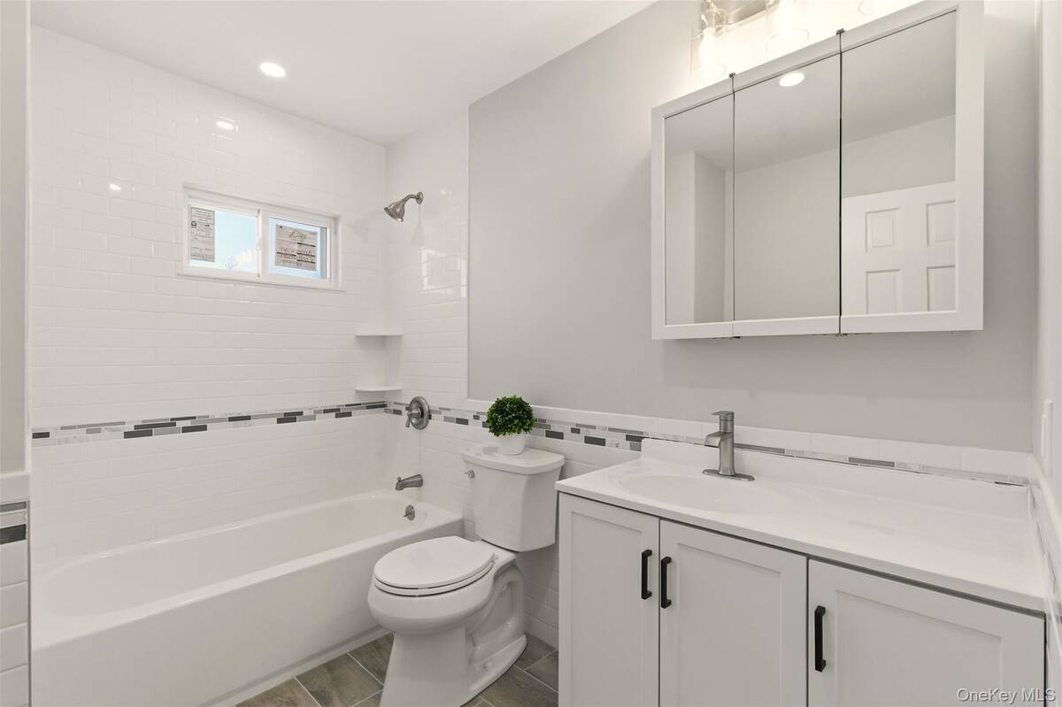 #19 photo, 25 Whitetail Lane, Commack , NY 11725