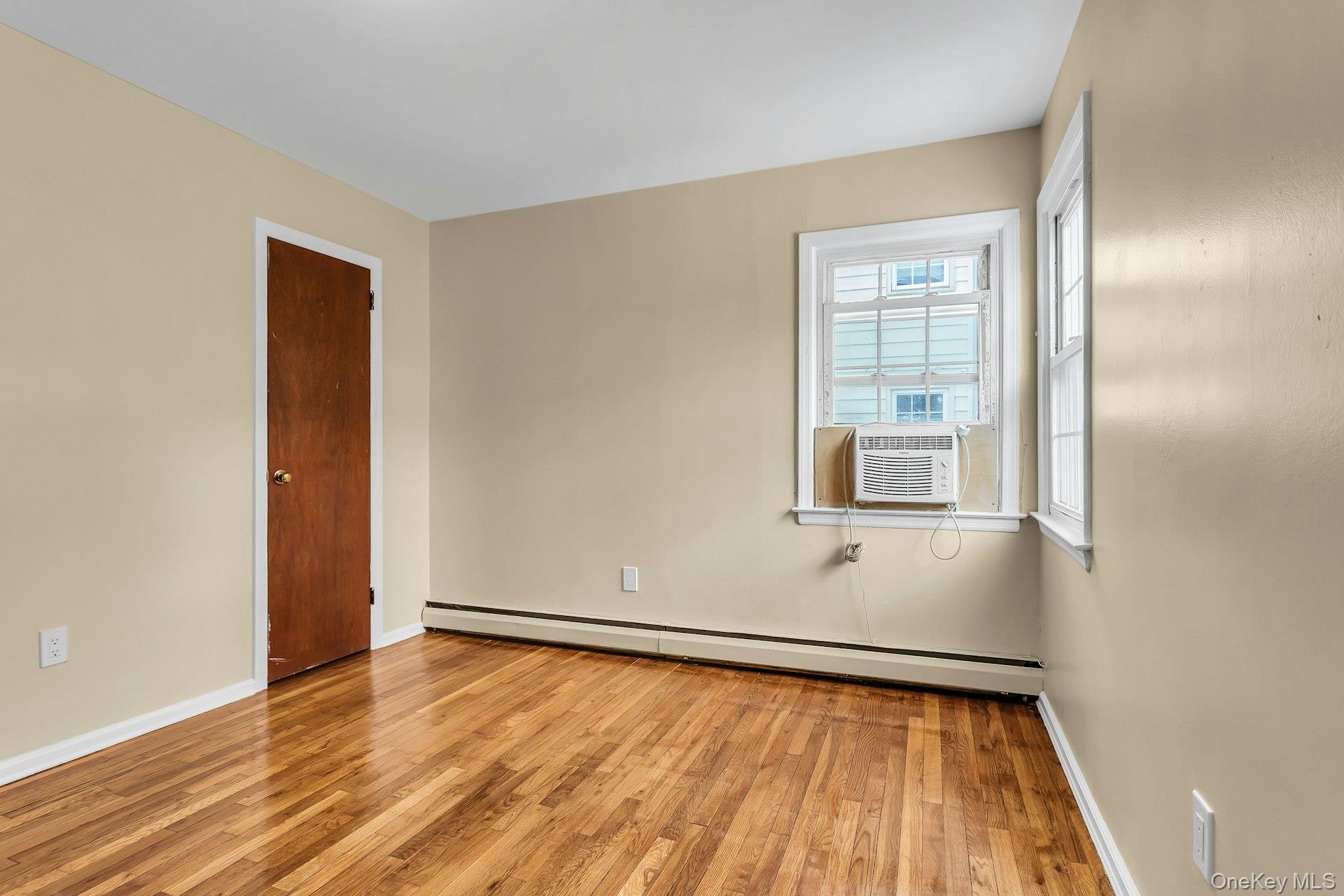 #8 photo, 21 Cochran Place, नासाउ काउंटी Valley Stream , NY 11581