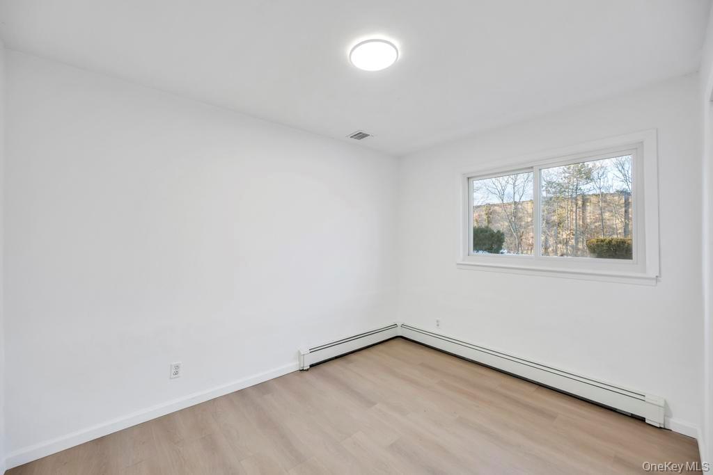 #16 photo, 5494 Expressway Drive, Саффолк ‖ Holtsville , NY 11742