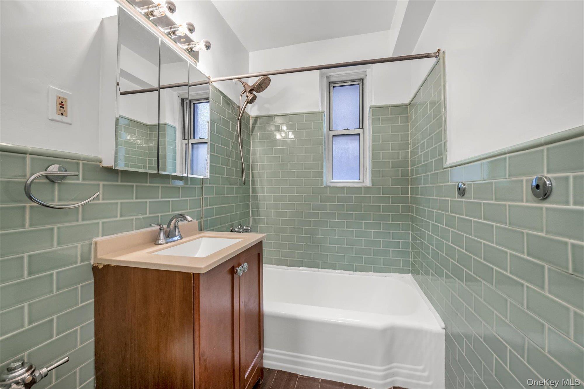 #17 photo, 2080 Barnes Avenue, Bronx , NY 10462