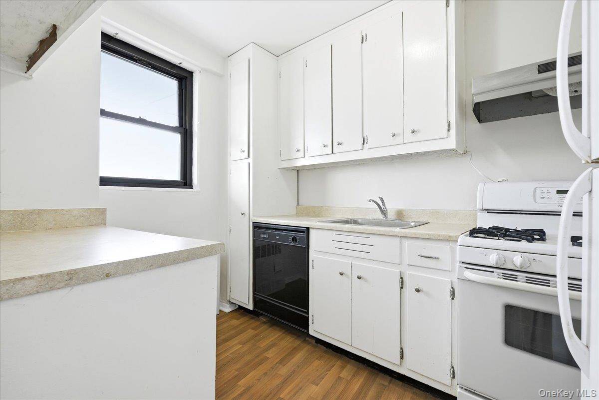 #12 photo, 90-50 Union Turnpike, Glendale , NY 11385