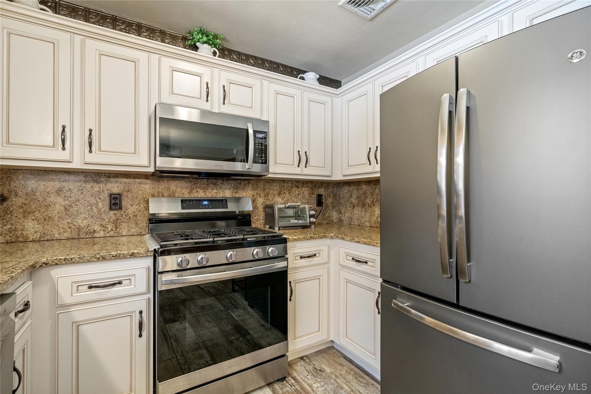 #12 photo, 27 Evelyn Court, Manorville , NY 11949