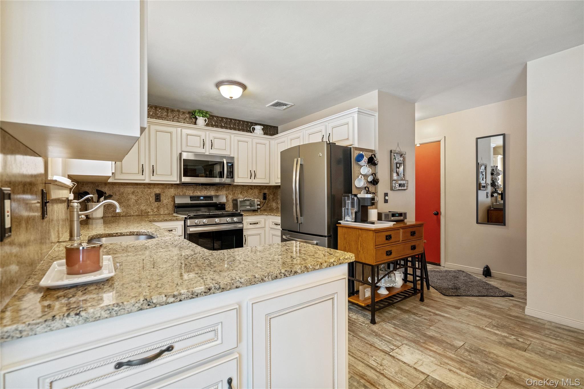 #13 photo, 27 Evelyn Court, Manorville , NY 11949