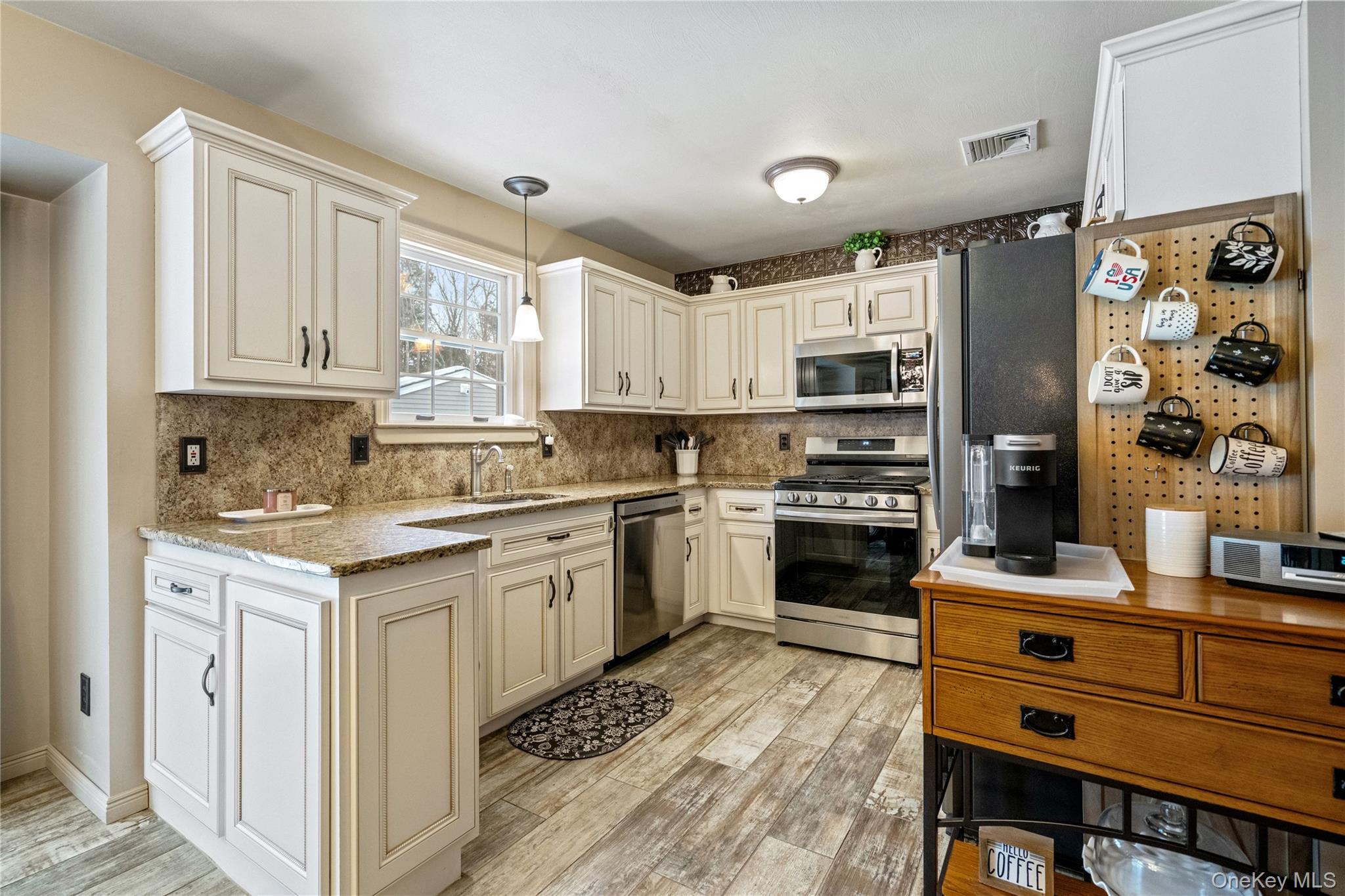 #9 photo, 27 Evelyn Court, Manorville , NY 11949