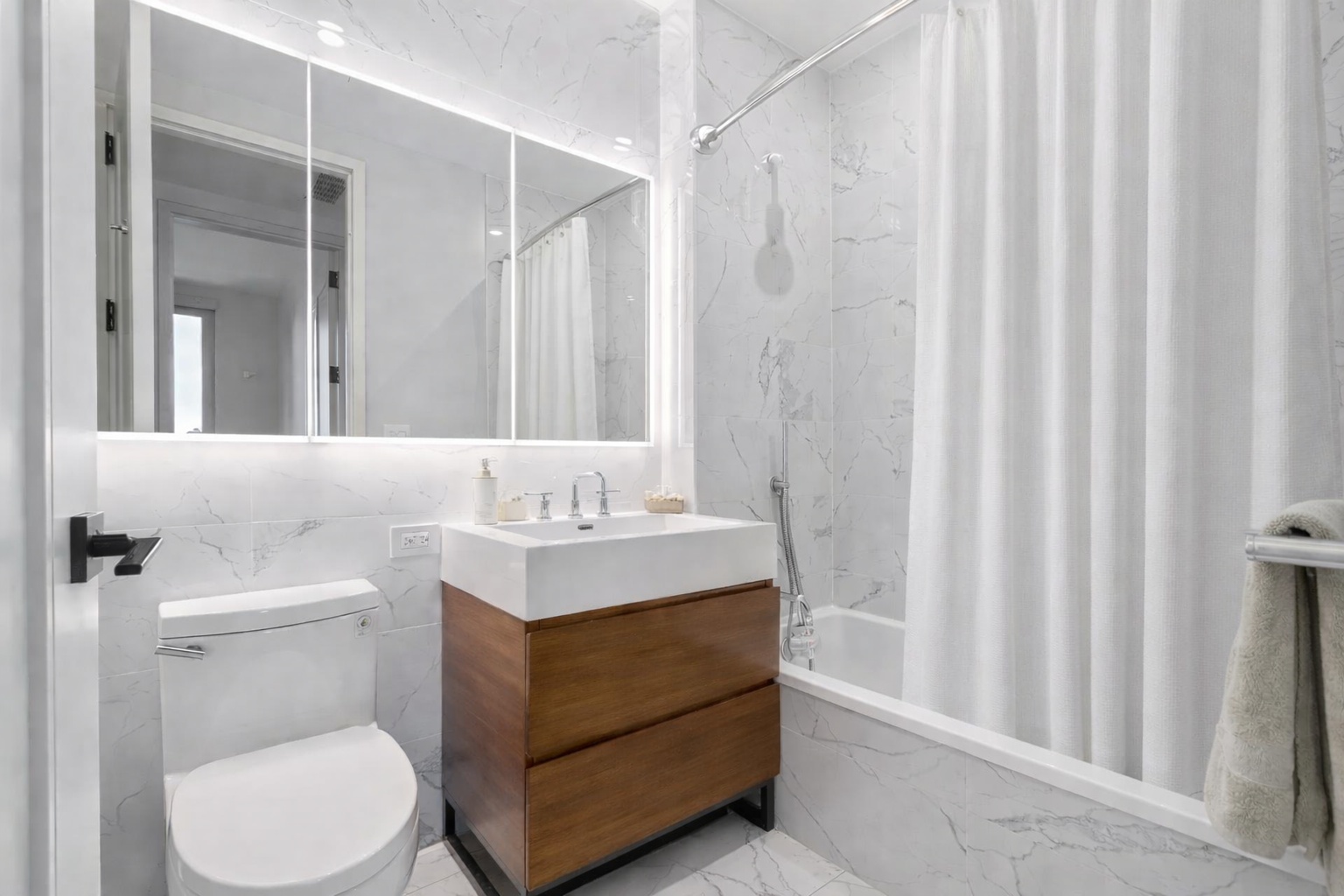 #7 photo, 22-43 Jackson Avenue, קווינס Long Island City , NY 11101