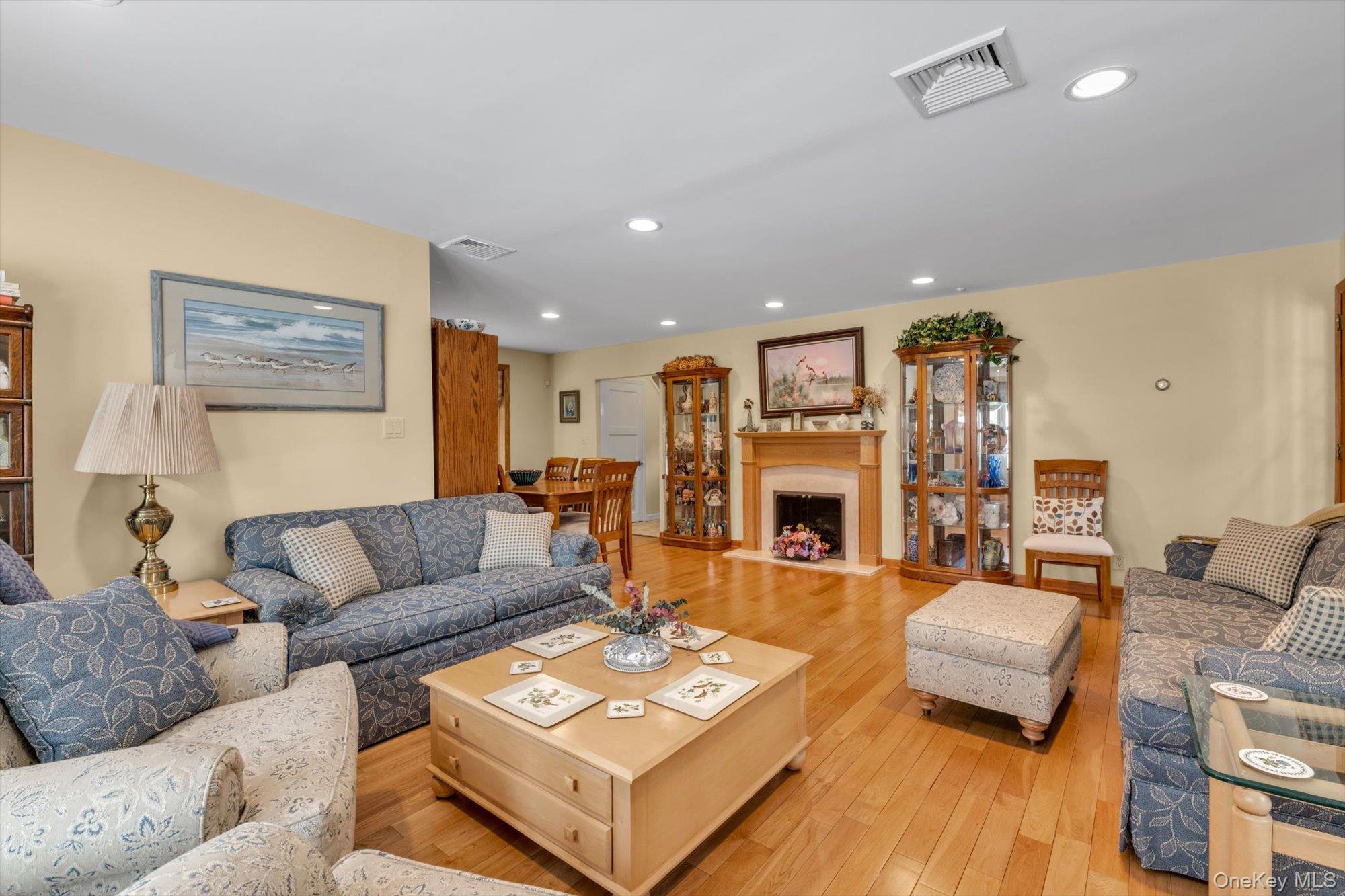 #4 photo, 39 Hillturn Lane, Roslyn Heights , NY 11577