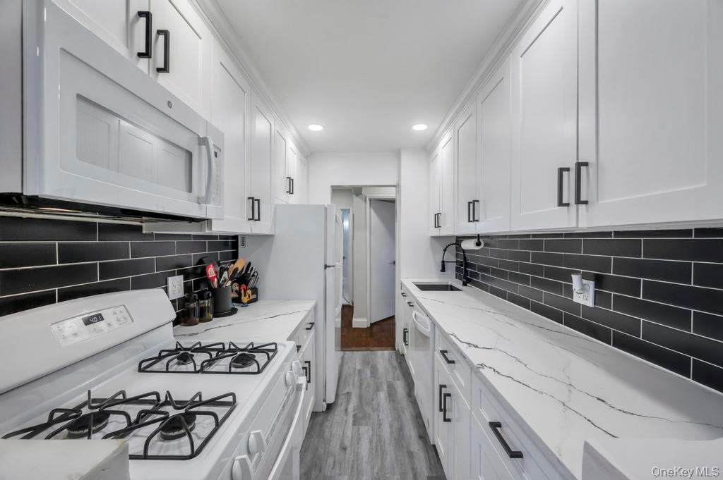 #14 photo, 2 Birchwood Court, Mineola , NY 11501