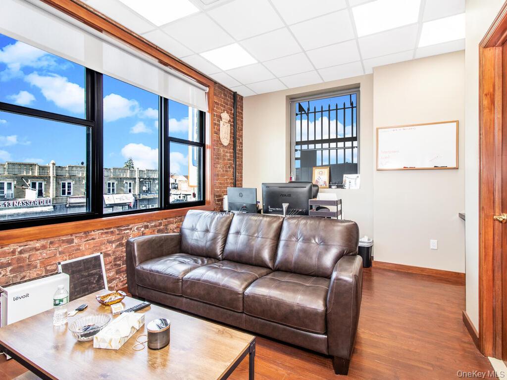 #17 photo, 205-02 Jamaica Avenue, Куинс ‖ Hollis , NY 11423