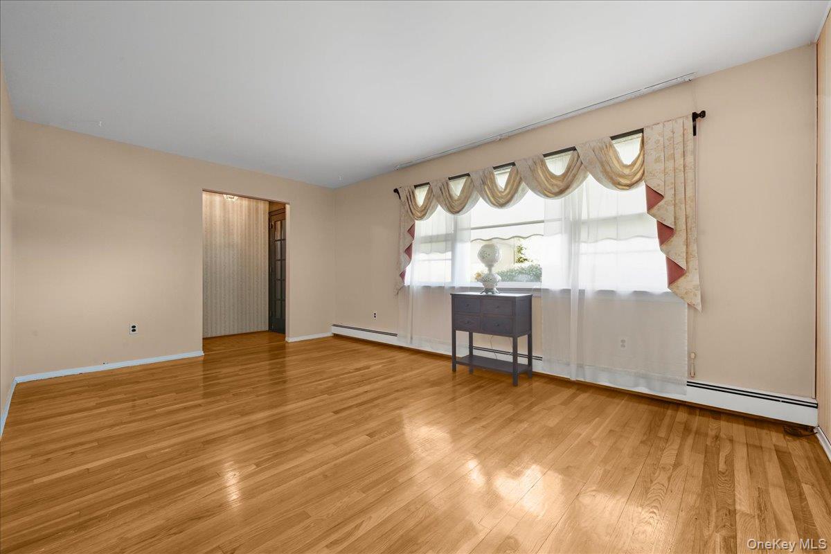 #3 photo, 26 Terrace Avenue, מחוז נסאו Floral Park , NY 11001