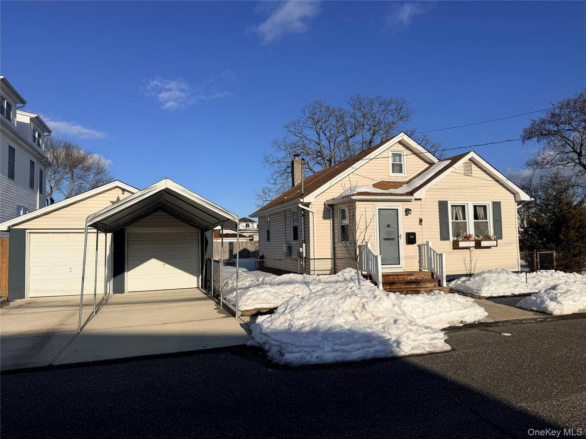 #2 photo, 924 S 4th Street, Lindenhurst , NY 11757