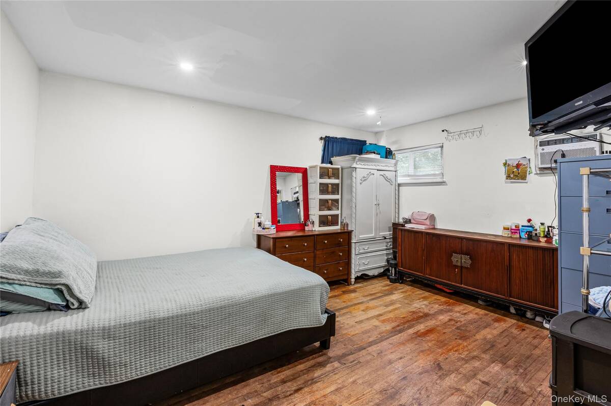 #17 photo, 75 Oak Street, Amityville , NY 11701