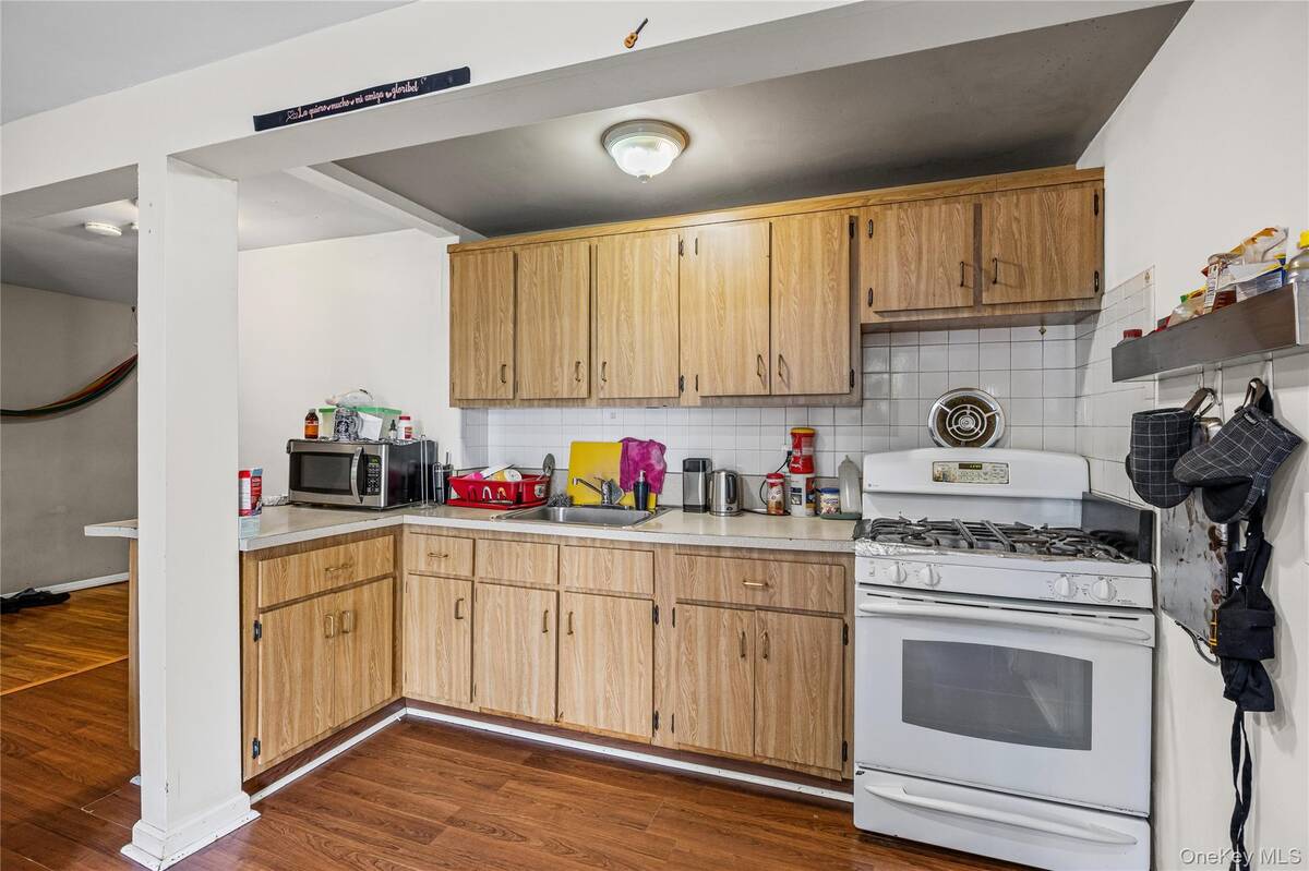 #24 photo, 75 Oak Street, Amityville , NY 11701