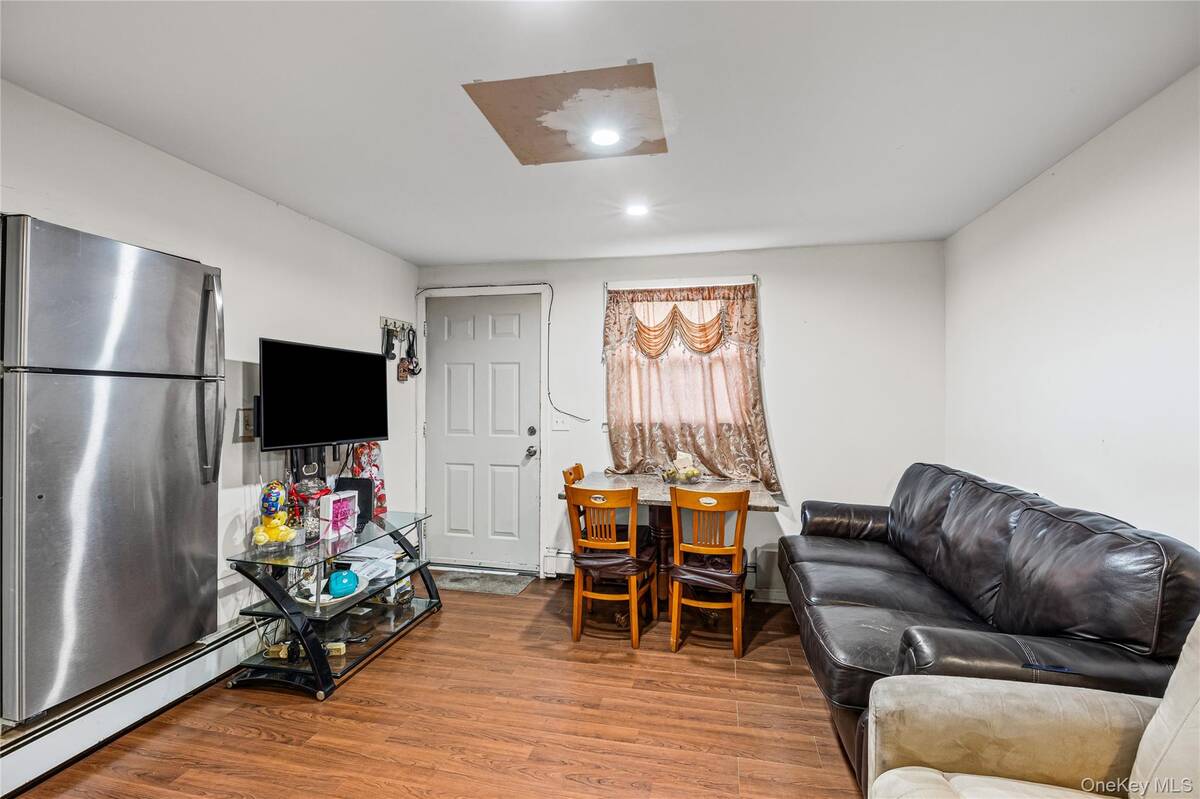 #25 photo, 75 Oak Street, Amityville , NY 11701