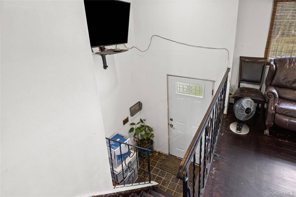 #10 photo, 75 Oak Street, Amityville , NY 11701