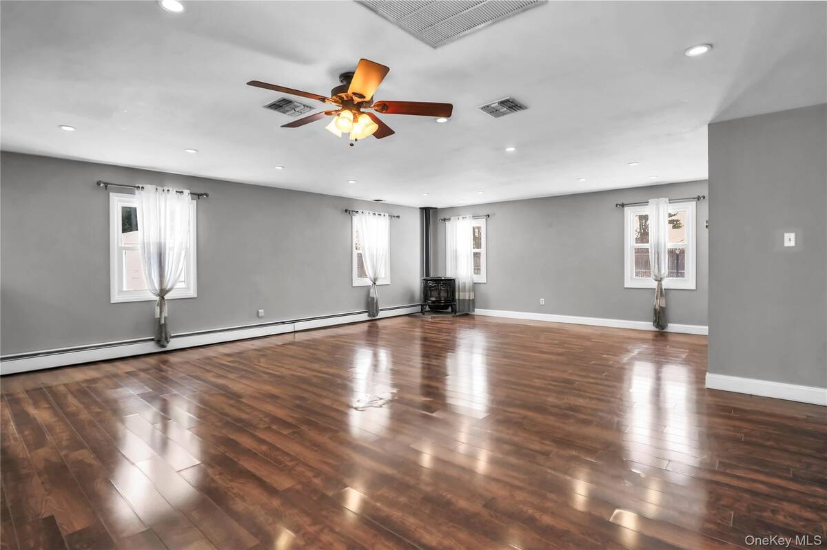 #3 photo, 11 Onyx N Dr, Stony Brook , NY 11790