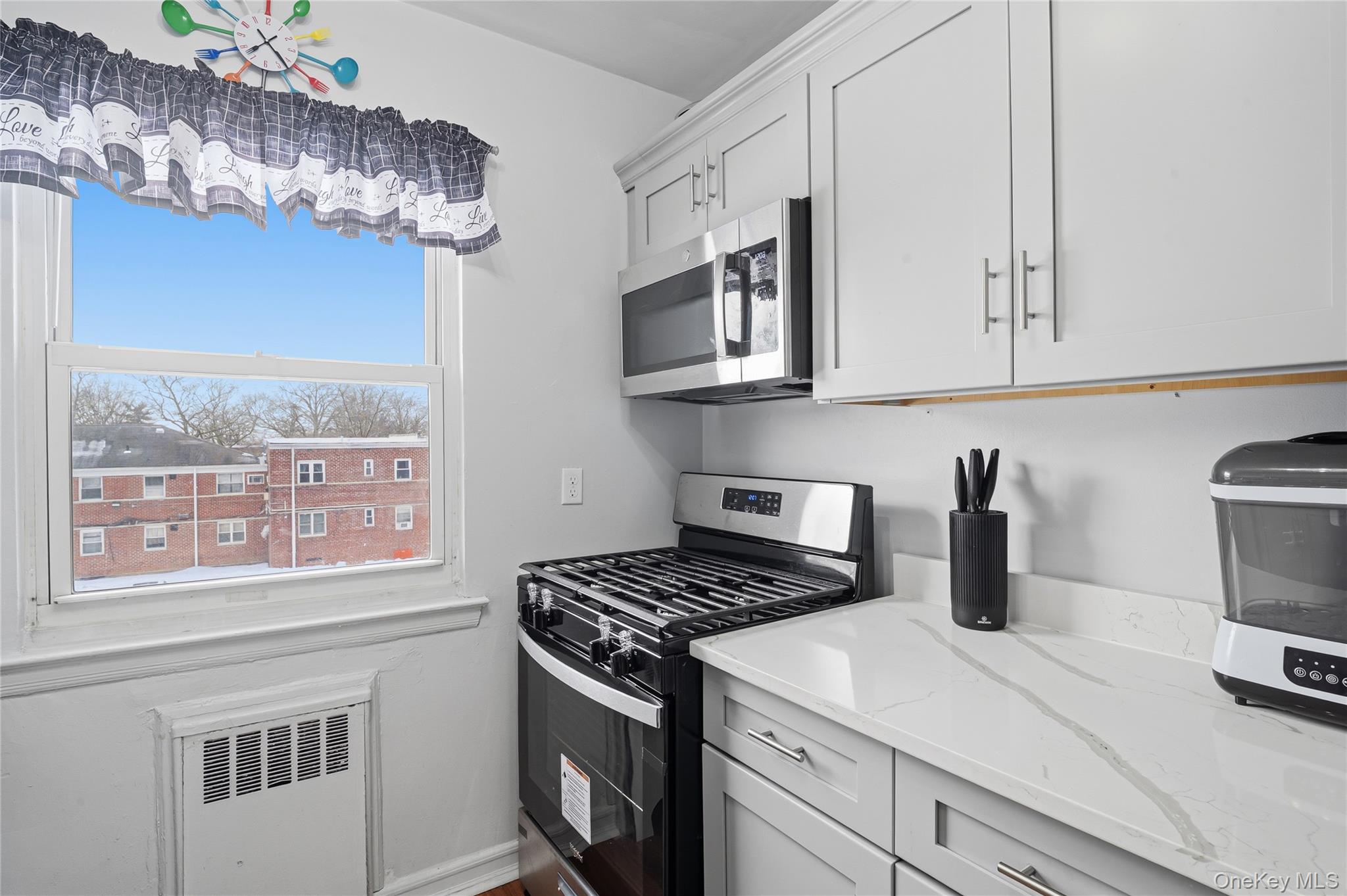 #9 photo, 198-28 Pompeii Avenue, Holliswood , NY 11423