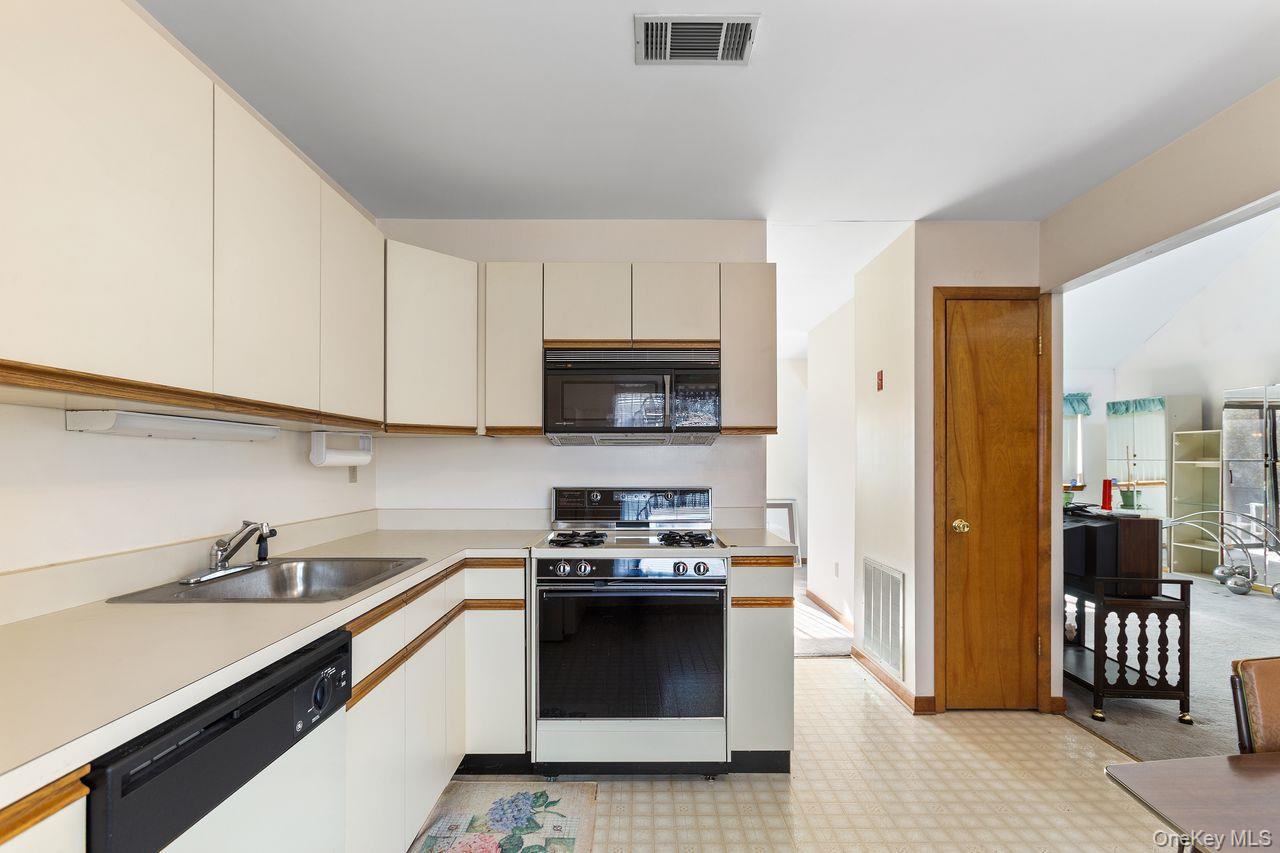 #10 photo, 422 Panorama, Mohegan Lake , NY 10547