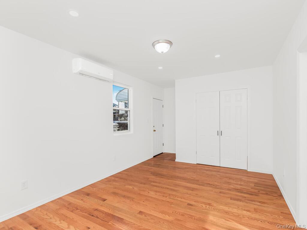 #11 photo, 940 E 212th Street, Bronx , NY 10469