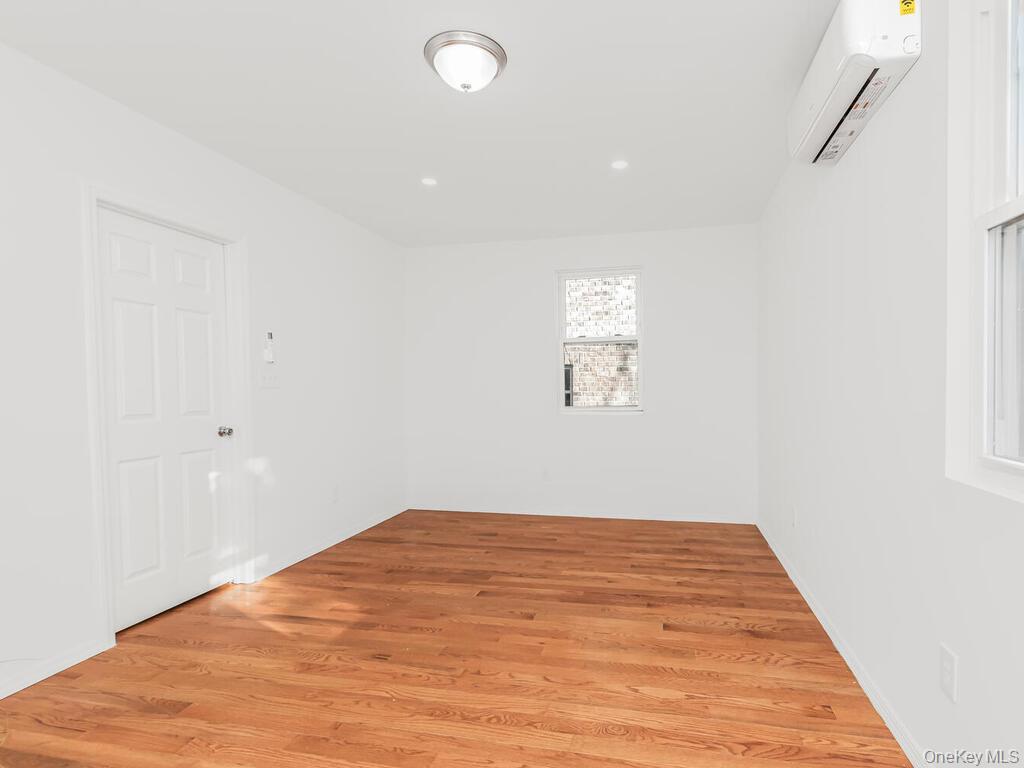 #12 photo, 940 E 212th Street, Bronx , NY 10469