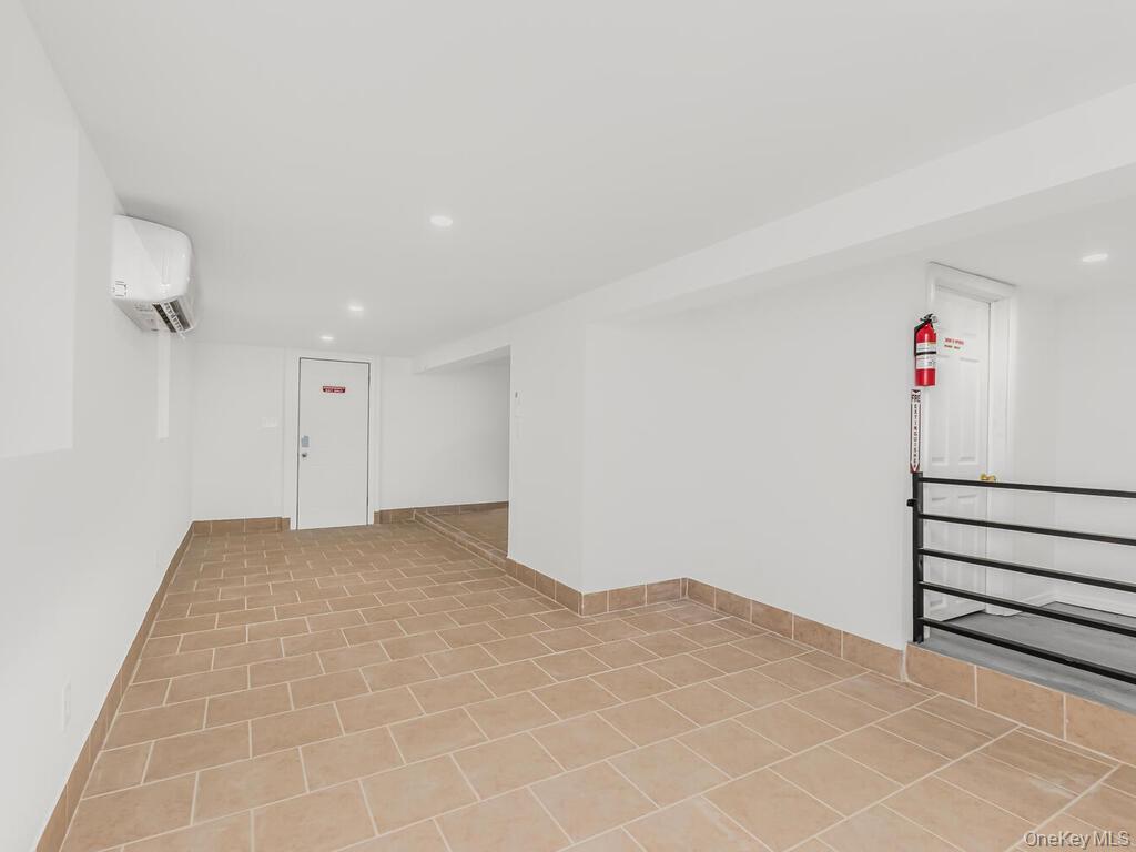 #13 photo, 940 E 212th Street, Bronx , NY 10469