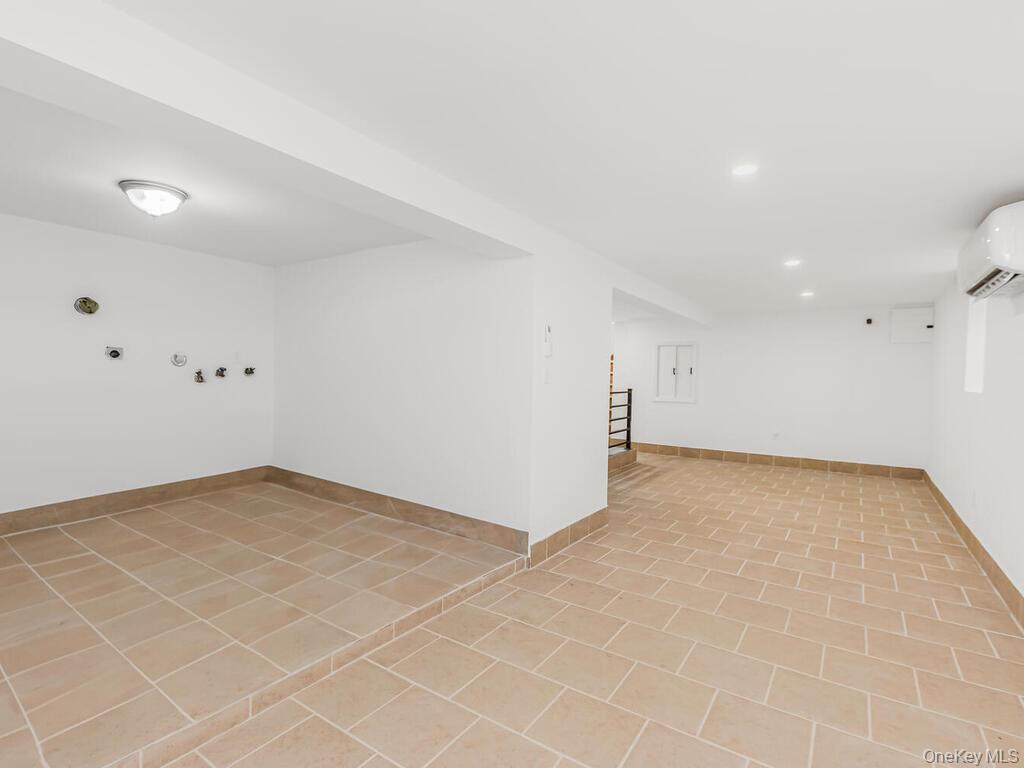 #14 photo, 940 E 212th Street, Bronx , NY 10469