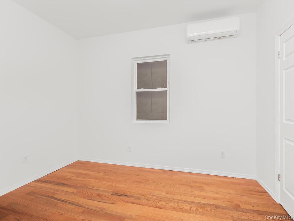 #7 photo, 940 E 212th Street, Bronx , NY 10469