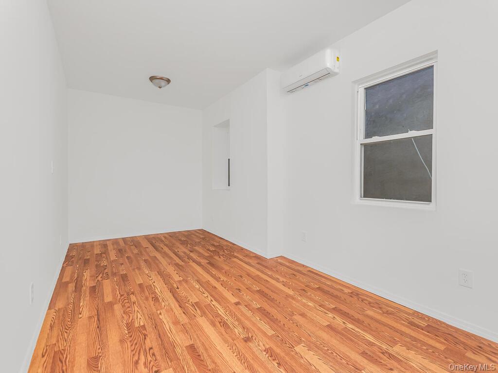 #8 photo, 940 E 212th Street, Bronx , NY 10469