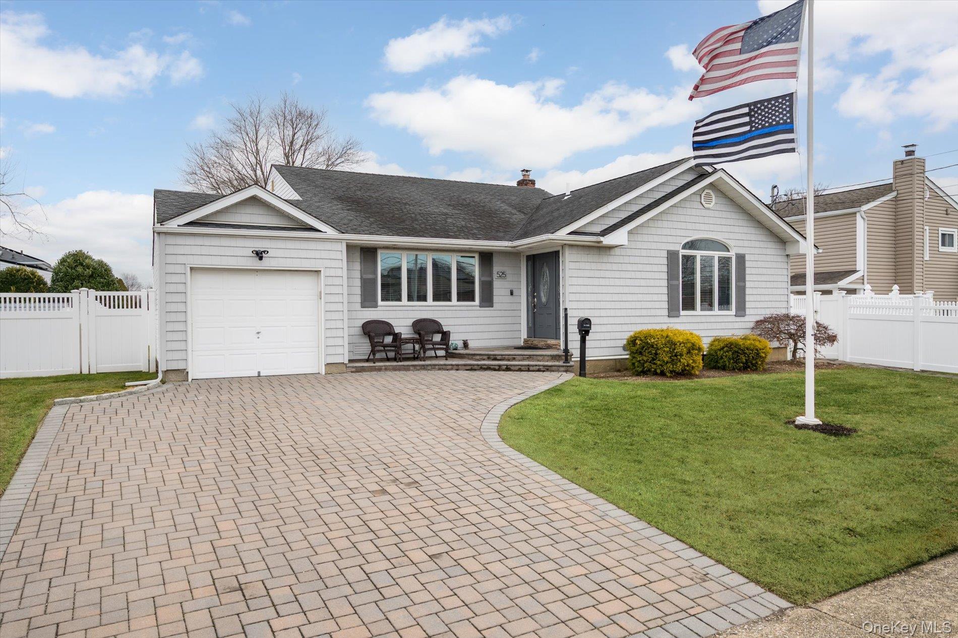 #1 photo, 525 Roosevelt Avenue, Massapequa Park , NY 11762