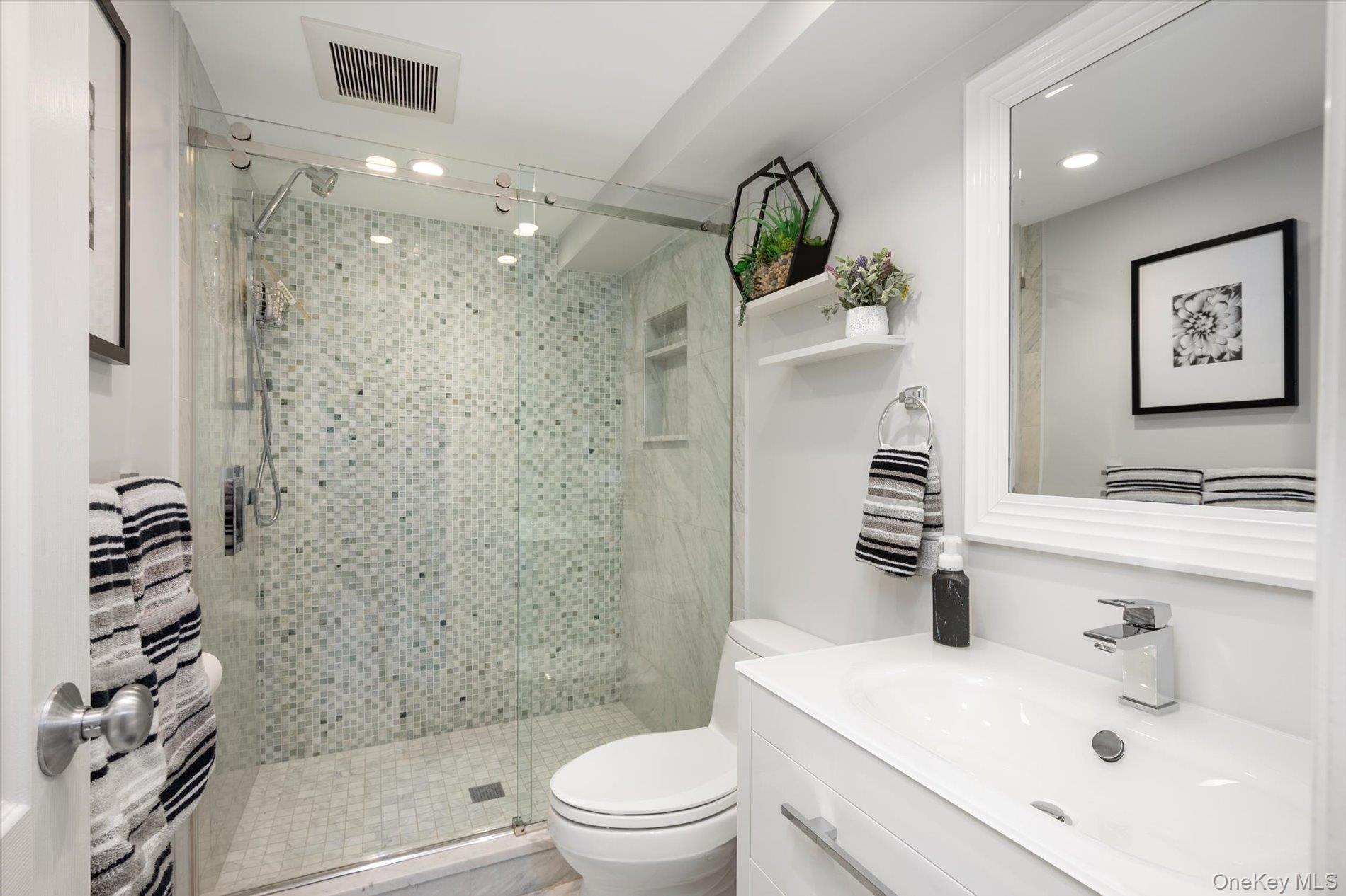 #16 photo, 525 Roosevelt Avenue, Massapequa Park , NY 11762