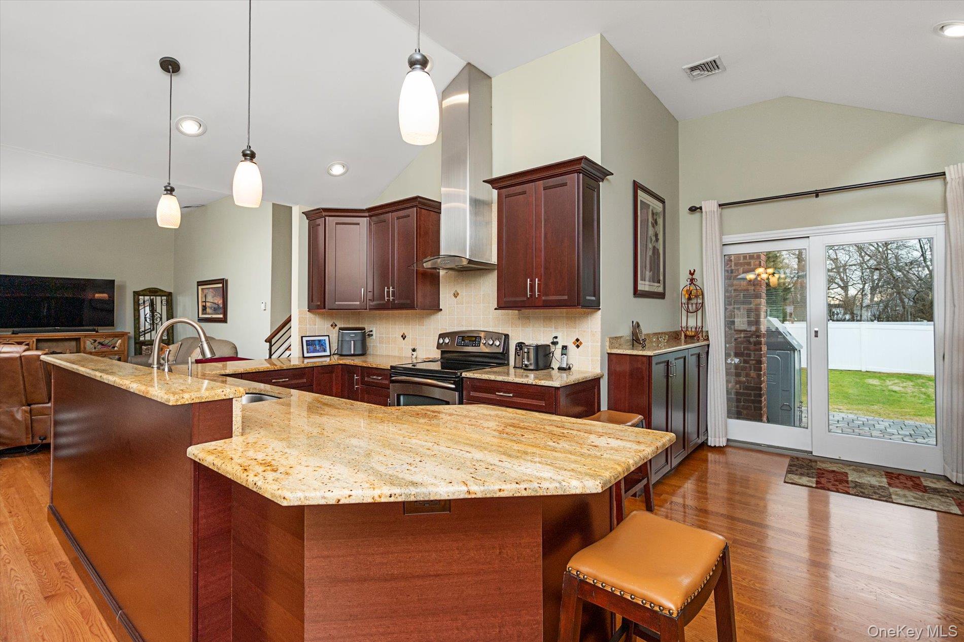 #5 photo, 525 Roosevelt Avenue, Massapequa Park , NY 11762