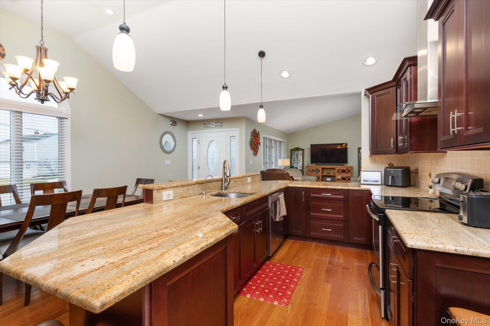 #7 photo, 525 Roosevelt Avenue, Massapequa Park , NY 11762