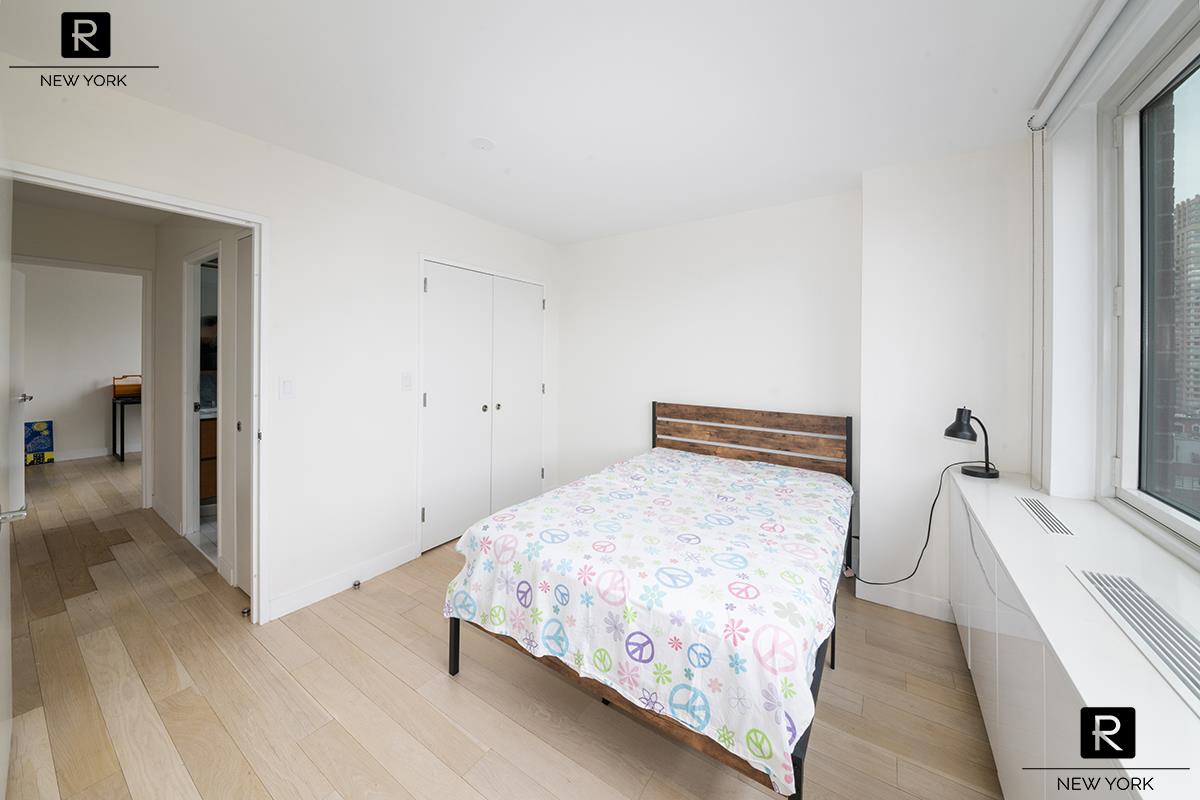 #18 photo, 301 W 53rd Street, Hell's Kitchen , NY 10019