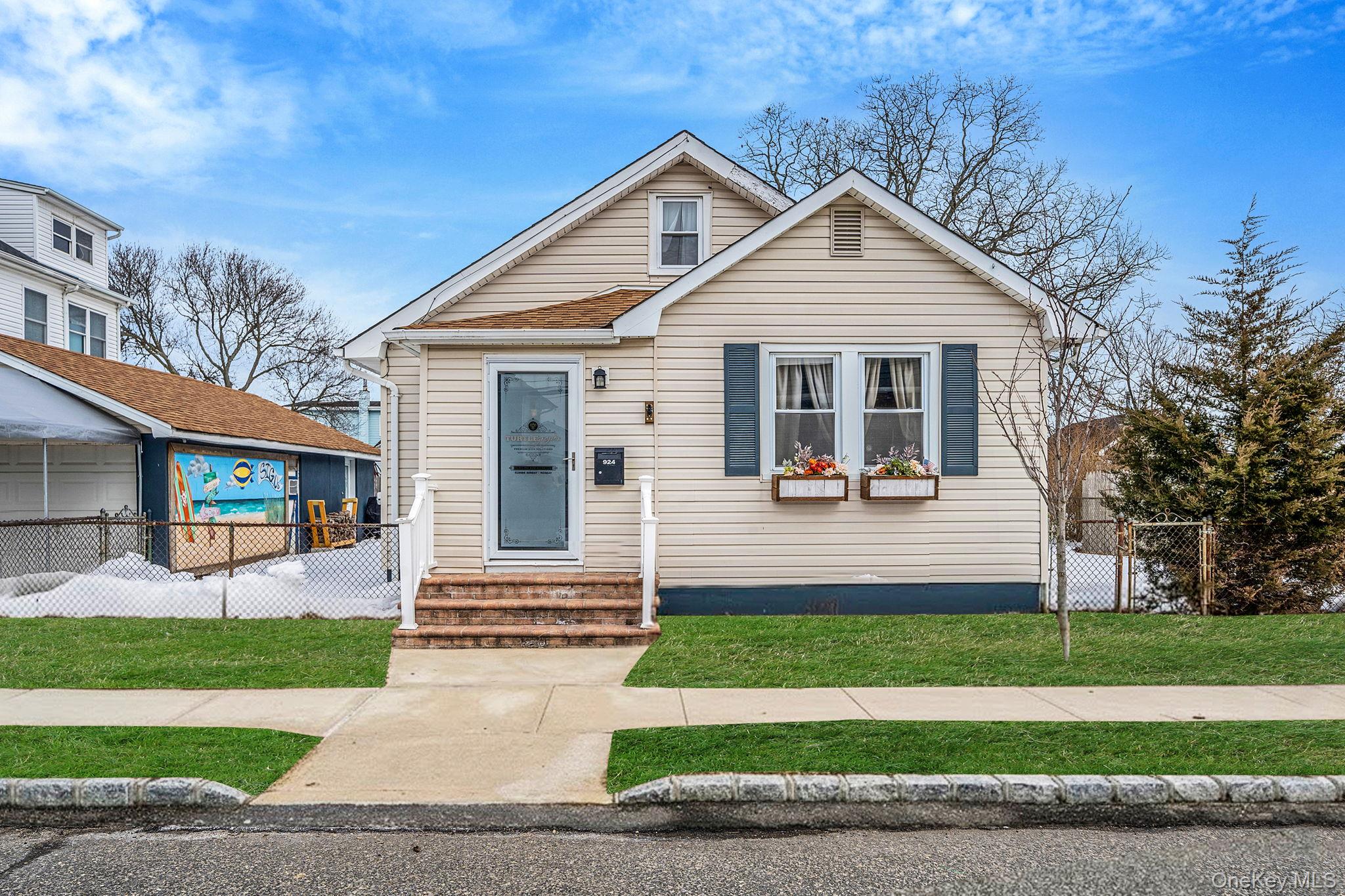 #1 photo, 924 S 4th Street, Lindenhurst , NY 11757