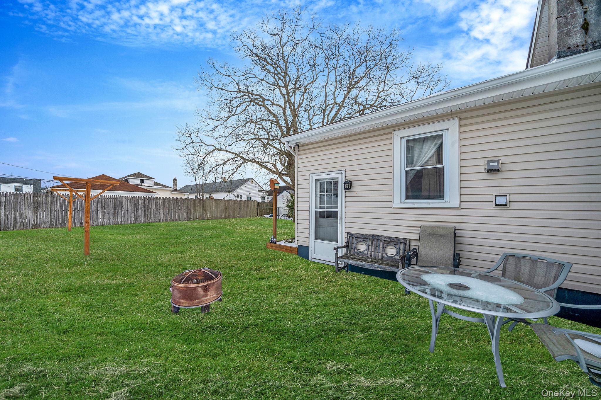 #4 photo, 924 S 4th Street, Lindenhurst , NY 11757